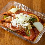 生の海老を特製のしょうゆダレに漬けた、韓国の人気料理。プリッとした海老の食感、噛むほどに広がる海老の甘さがたまらない逸品です。好みのお酒に合わせてみてはいかが？