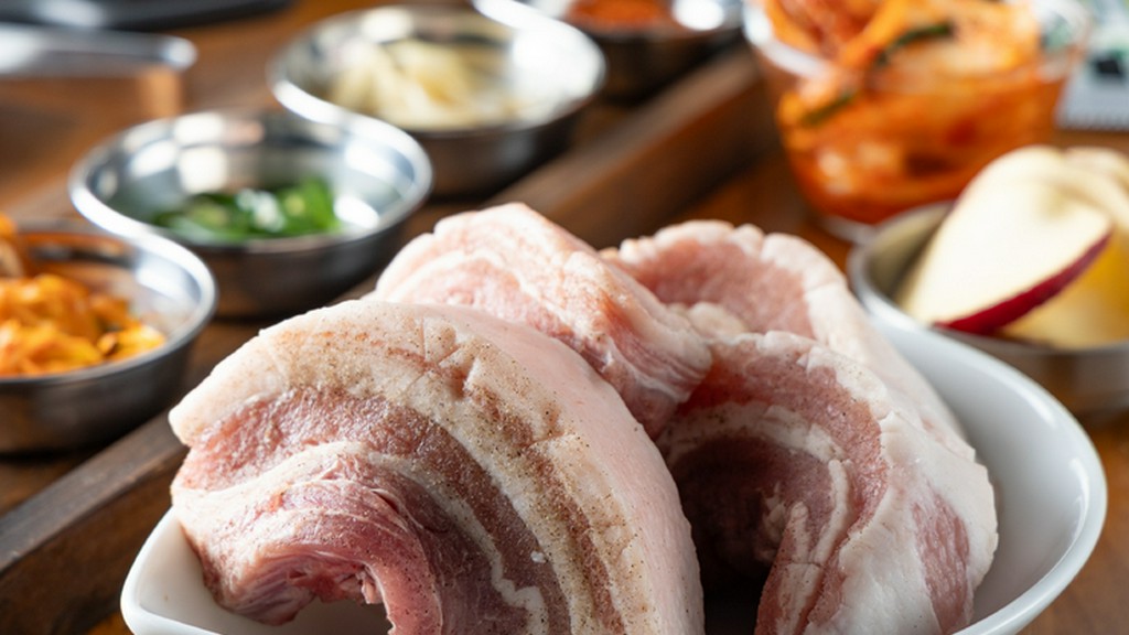 厚さ4cmの迫力！生肉ならではのジューシーな旨み、ボリューム満点の『プルギョプサル』