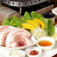 国産のこだわり豚を2cmもの厚さにカットした大満足の一品。サムジャン、ニンニク、レモン、ごま油などお好みの味をつけて、サンチュとともにいただきます。肉の旨みをじっくりと堪能できます。