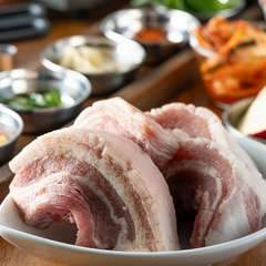 厚さ4cmの迫力！生肉ならではのジューシーな旨み、ボリューム満点の『プルギョプサル』