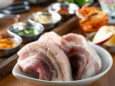 厚さ4cmの迫力！生肉ならではのジューシーな旨み、ボリューム満点の『プルギョプサル』