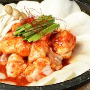 コプチャン（牛の小腸）を柔らかく煮込んだ韓国風もつ鍋です。コプチャンは長野県産の新鮮な素材を使用。ぷるぷる食感にジュワッと広がる旨みが絶品です。〆にはご飯を入れてビビンバにして食べるのがおすすめ。

