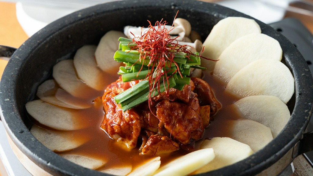 コラーゲンたっぷり、プリプリのホルモンがたまらない逸品『コプチャンチョンゴル』（2人前）