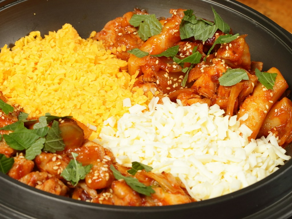 肉の辛みとチーズのコクが溶け合う幸せの味『チーズタッカルビ』