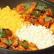ピリリと辛みをきかせた鶏肉にトロトロのチーズを絡めて食べるおなじみの一品。2種類のチーズを使い、濃厚なコクとしっかりとしたとろみを引き出しています。肉の辛みとチーズのハーモニーがたまりません。