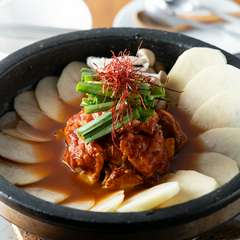 コラーゲンたっぷり、プリプリのホルモンがたまらない逸品『コプチャンチョンゴル』（2人前）