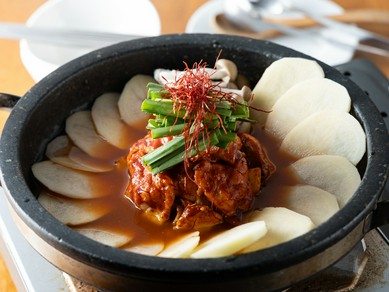 コラーゲンたっぷり、プリプリのホルモンがたまらない逸品『コプチャンチョンゴル』（2人前）