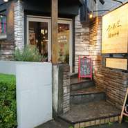 ホテルドーミーイン三島横にある、大きな木の看板が目印。明るくて広いお店で韓国料理に舌鼓を打って。