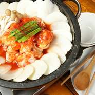 どのメニューも日本人でも食べやすいよう心を砕いています。たとえば本場だと長いまま入っているコプチャン（牛の小腸）を一口サイズにカット。『スンドゥブチゲ』も日本人向けにダシの味をやや強めにしています。