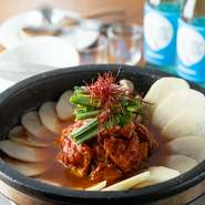 韓国で人気のホルモン鍋料理を、日本人好みにアレンジ。本場・韓国では長いまま入っているコプチャン（牛の小腸）を、一口サイズにカットしています。