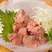 コプチャンや馬刺しは長野県産、鶏肉は鹿児島の薩摩知覧鶏、豚もすべて国産です。それらの素材を手間暇かけて大切に調理。真空低温調理のレバー、4時間かけて煮込んだテールスープなどじっくり堪能できます。