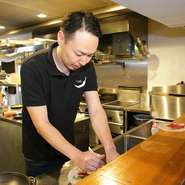 元気な笑顔、相手を思いやった心遣い、あたたかい声掛けなど、日本ならではといわれる「おもてなし精神」を大切にしているお店。その精神を体現するサービスの提供はスタッフも共有し、ゲストと接しています。