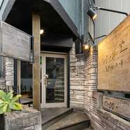 元気な笑顔、相手を思いやる心遣い、あたたかい声掛けなど、日本ならではといわれる「おもてなし精神」を大切にしています。その精神を体現するサービスの提供をスタッフ同士で共有し、ゲストと接しています。