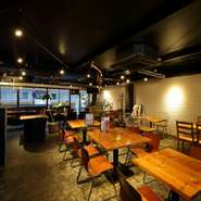 各種宴会、二次会、女子会など幅広いシーンで利用可能。映像設備も整っており、凝った演出をしたいときに最適。宴会メニューはメインの料理を6種類ほどから選べるので、予算、人数など気軽に相談してみてはいかが？
