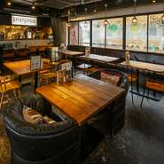 各種宴会・二次会・女子会など幅広いシーンで利用可能。映像設備も整っているので、凝った演出にも最適です。宴会メニューはメインの料理を6種類ほどから選べるので、予算、人数など気軽に相談してみてはいかが？
