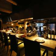 薄暗い、落ち着いたカウンター、ライブ感溢れるカウンター