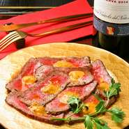 産地直送で仕入れた牛もも肉を使った柔らかい食感のローストビーフ。仕上げにかかった香り高いトリュフ塩、甘みのあるウニと一緒に食します。食材自体の味を堪能でき、ついつい箸が止まらなくなる一品です。