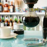 アルコールが苦手な人やカフェタイムで楽しめるソフトドリンク。コーヒーはサイフォン式のものを提供。1杯ずつ丁寧に落とされていくコーヒーの香ばしい香りと湯気が穏やかな時間を演出します。