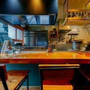 新鮮な「大山どり」と旬の新鮮食材を使用し、1つひとつ丁寧に仕上げた串焼きや一品料理が堪能できます。季節に合わせた日本酒や芋焼酎も豊富。大人デートはオープンキッチンを臨む、カウンター席がおすすめです。