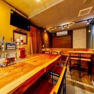 週末は家族揃って豊富なメニューの焼鳥や焼豚巻はいかがでしょう。店オリジナルの創作料理『鶏と豆腐のあっさりしゅうまい』は、女性やお子さまに大人気メニューです。ぜひ賞味あれ。