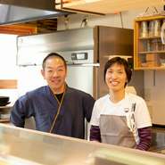 扉を開けると、仲の良い店主夫婦が笑顔で出迎えてくれます。アットホームな雰囲気と、カフェのような空間に思わず心もホッコリ。時間を忘れてくつろげる店です。