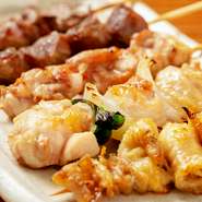 「ねぎま」や「つくね」など、人気の5本を一皿に。柔らかくジューシーな「大山どり」を満喫できます。『焼鳥　5本盛合せ（塩）』もあり、お好みで選ぶことができます。