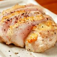 軽く炙った香ばしい焼き目、甘みのある脂身、コクのある赤身。自然豊かな大山の麓でのびのびと育てられた「大山どり」の鶏ムネ肉を使用した逸品です。山葵を付けてさっぱり食べるのがおすすめです。