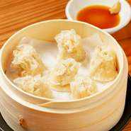 店主の奥さまである美佐子氏考案、店オリジナルの創作料理です。焼鳥屋には珍しい中華風料理。あっさりしているので女性やお子さまに大人気のメニューとなっています。