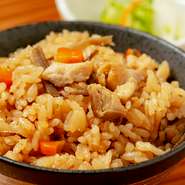 大山山ろくのきれいな空気と新鮮な地下天然水で育てた、健康で美味しい銘柄鳥「大山どり」を使用しています。脂乗りのバランスのとれた、ジューシーで味わい深い肉質です。