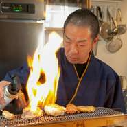 来店された方の笑い声や楽しそうなお喋りが店内の至る所から聞こえてくる店。そんな活気に満ちた明るい雰囲気を大切にするために、細かな気遣いを心がけている店です。