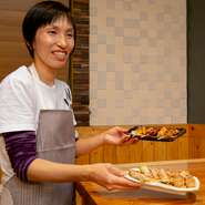 来店された方に「来てよかった」「また来たい」と笑顔で言ってもらえるように、丁寧な接客をしています。また、ゆっくり食事を楽しんでもらえるように、細かい気配りを大切にしています。