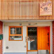 住之江公園駅から徒歩8分。木の温もりを感じることができる扉を開けると、清潔感ある空間が広がります。備長炭でじっくり焼き上げる「本格焼鳥」を味わう大人の酒処です。