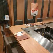 お互いの顔が見えて会話が弾むくの字形カウンター。