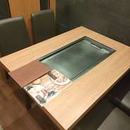 4名用のテーブル席は半個室のように利用でき、ビジネスシーンにもお誂え向きです。名物の『かしみん焼き』に加え、『とんぺい焼き』『そばめし』など王道の鉄板焼メニューと共に、和やかなひと時を過ごせます。