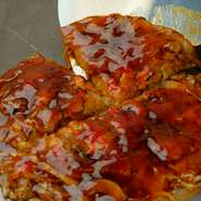 鶏肉（カシワ）と牛脂のミンチからネーミングされた『かしみん焼き』。色々な粉もんの中で、岸和田のご当地グルメとして愛されているメニューです。一枚ずつが軽いので、何枚でも食べれてしまう魅惑の味わい。