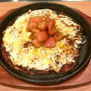 【女性人気No.1】
とろとろチーズとバジルで香りづけをしたトマトがかしみん焼きにマッチ。