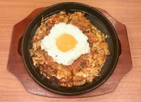 ザク切りにした山芋の上に卵黄をのせました。特製ポン酢でさっぱり食べられます。