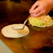 生地はシンプルに小麦粉と水のみで生成。それゆえに、厳選した素材のみを取り扱っています。具材に使う鶏肉や野菜、玉子なども納得したものだけを日々買い付けているそうです。