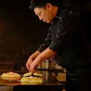 カウンター越しに座る人々と会話も弾ませながら、調理を進めていくそう。笑顔や楽しい雰囲気もあるからこそ、料理がより一層おいしく味わえると考えられています。