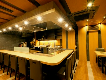 カジュアルに泉州のおいしさに触れられるオープンキッチン