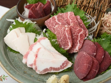「よかもん」の真骨頂はこれ『熊本直送!!日替り 特撰馬刺し盛合せ』
