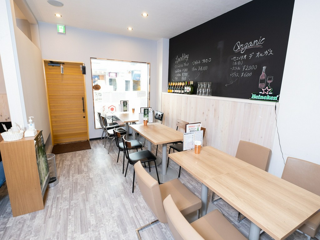 店内は白の木目を基調とした清潔感あふれる雰囲気
