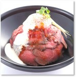当店人気No.1‼2時間じっくり低温調理で仕上げたやわらかーいローストビーフと相性抜群の自家製ソース‼
※夏季販売停止