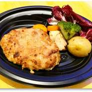 黄金比率‼牛7：豚3で肉々しいのに柔らかくジューシーに！
ソースは全て自家製！3種類からお選びいただけます！
（ステーキソース、ガーリックトマトソース、照り焼きソース）