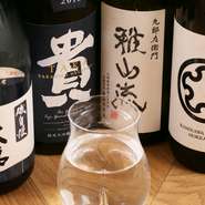 メニューには銘柄を乗せず、『純米』『純米吟醸』『純米大吟醸』の中から好みのお酒を選ぶスタイルに。『純米』は北海道のお酒中心で、『純米吟醸』は有名な銘柄が多め。『純米大吟醸』は幅広い銘柄が揃っています。