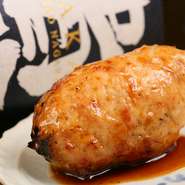 ぷっくりとした形と香ばしい香りが食欲をそそる、ジューシーで食べ応えも十分な『つくね　たれ・塩』