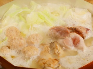 地鶏の旨みと食感が濃厚なスープに良く合う『地鶏　水たき鍋』