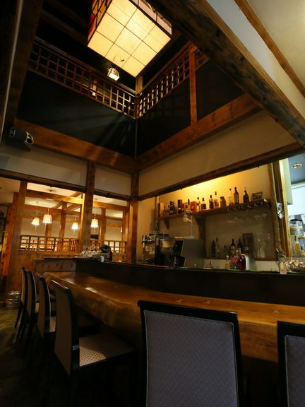 本格的な中南米料理とは対照的に、和モダンな落ち着いた店内