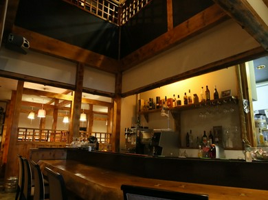 本格的な中南米料理とは対照的に、和モダンな落ち着いた店内