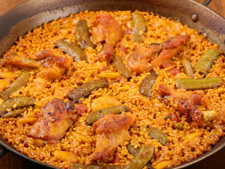 素材の旨みがギュッと詰まった『パエリア バレンシアナ』